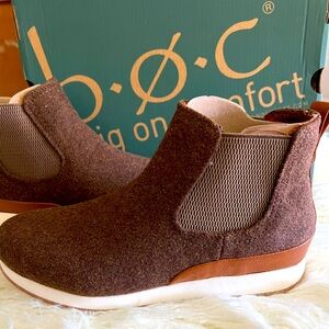 NWT B.O.C. Kara Sneakers